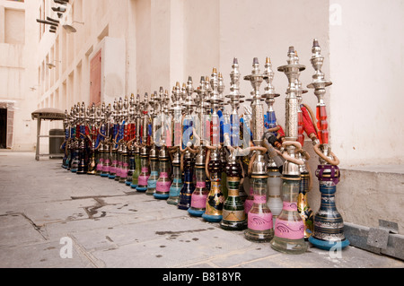 La chicha / narguilé des conduites d'eau pour fumeurs, Souq Waqif, Doha, Qatar Banque D'Images