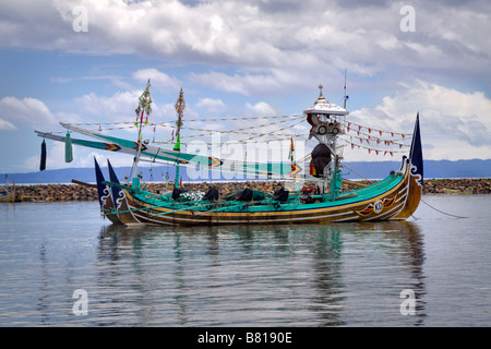 Historique des buggies, jumelé les bateaux de pêche dans le port de Pangambengan, Bali, Indonésie Banque D'Images