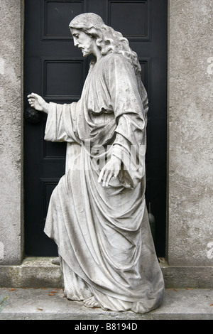 Homme ancienne sculpture à une pierre tombale dans un cimetière Banque D'Images