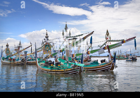 Historique des buggies, jumelé les bateaux de pêche dans le port de Pangambengan, Bali, Indonésie Banque D'Images