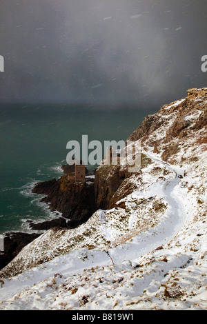 Les couronnes maisons moteur botallack Cornwall dans la neige Banque D'Images