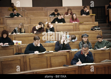 Les étudiants dans un hall d'université Banque D'Images