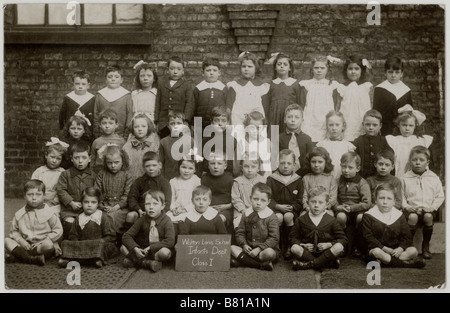 Les enfants de l'époque édouardienne originale des années 1900, les enfants du département des nourrissons classe 1, les enfants de l'école des années 1900, Edwardians, Walton Lane School UK , vers 1910 Banque D'Images
