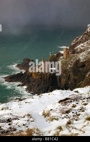 Les couronnes maisons moteur botallack Cornwall dans la neige Banque D'Images