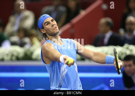 Rafael Nadal sert à l'occasion d'un match dans la série Master 2008 de Madrid Banque D'Images