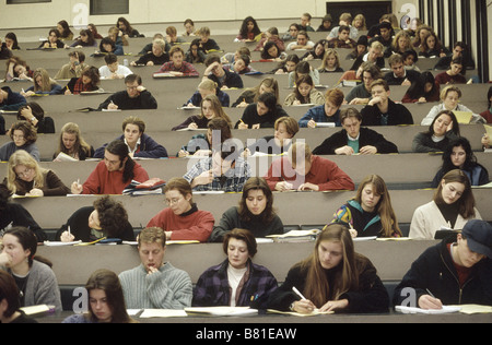 Les étudiants dans un hall d'université Banque D'Images