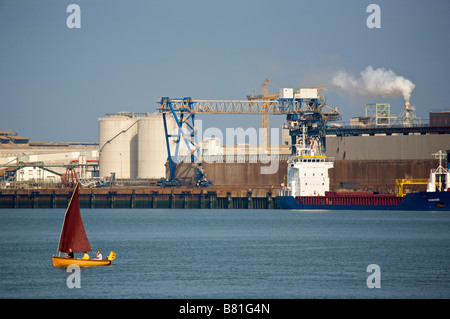 Petit bateau à voile sur l'Adour Boucau France Banque D'Images