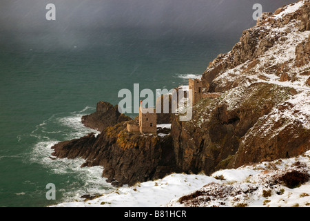 Les couronnes maisons moteur botallack Cornwall dans la neige Banque D'Images