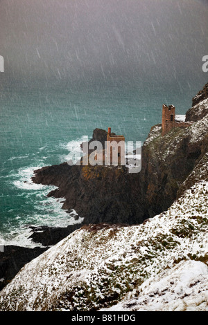 Les couronnes maisons moteur botallack Cornwall dans la neige Banque D'Images