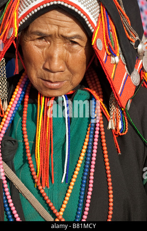 Belle photo portrait de femme avec tribal Hani costume tribal coloré et des perles avec la coiffure à Xiding marché, Yunnan, S.W.Chine Banque D'Images