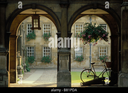 Un vélo stationné sous la voûte du cloître au quadrilatère du Peterhouse College, Université de Cambridge, Royaume-Uni Banque D'Images