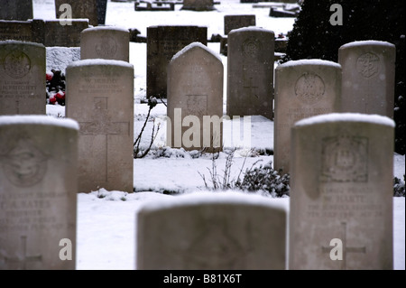 Le silence tranquille de la neige CWGC Cambridge Commonwealth War Graves Commission Grande-bretagne WW1 WW2 brave mourir la mort n'oubliez pas les forces polonaises Banque D'Images