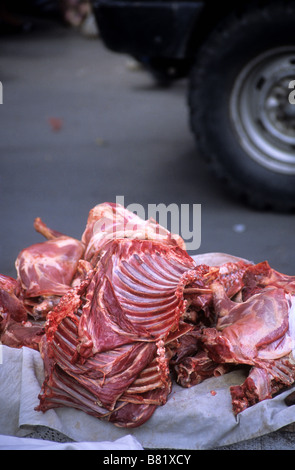 Étal de boucher de bord de route vendant des côtes d'agneau dans Mercado Rodriguez, un marché de rue typique près du centre de la ville, la Paz, Bolivie Banque D'Images