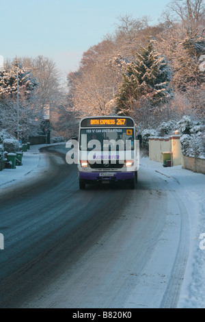 Un bus conduit à travers la neige à Berkley Road, Frome, Somerset. Banque D'Images