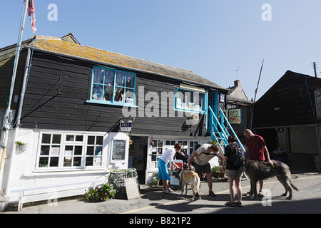 Les personnes qui visitent la péninsule de Lizard Cadgwith Cornwall England United Kingdom Banque D'Images