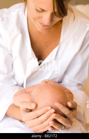 Mother holding baby on lap Banque D'Images