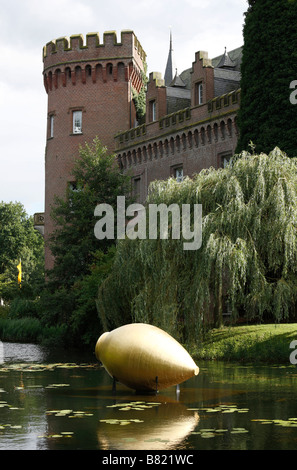 Moyland, Schloßpark, Schloßgraben mit goldener Vase Banque D'Images