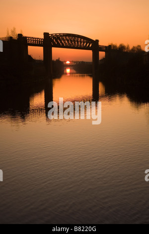 Manchester Ship Canal au coucher du soleil avec Latchford Railway Viaduct au premier plan, Warrington, Cheshire, Angleterre, Royaume-Uni, Europe Banque D'Images