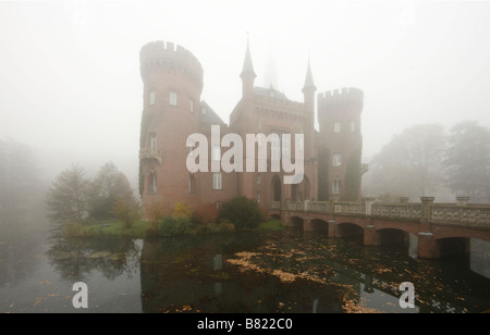 Schloßpark, Schloss Moyland, im Nebel von Süden Banque D'Images