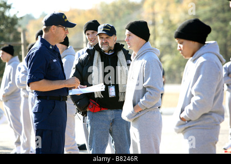 Réalisateur Andrew Davis, Kevin Costner et Ashton Kutcher sur le tournage de 'The Guardian' Année : 2006 Banque D'Images