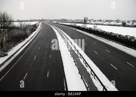 Autoroute M3 vide par temps de neige,Surrey Banque D'Images