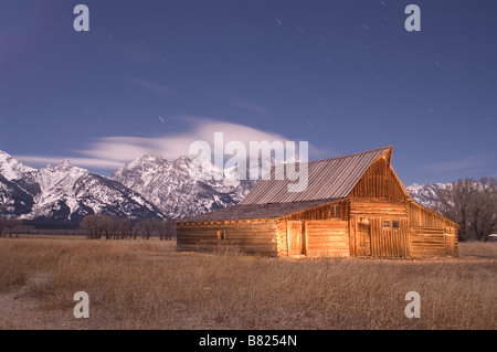 Écurie de montagnes Grand Tetons Wyoming la nuit en pleine lumière de Lune Mt. Moran Rocheuses Horiztonal Hort Banque D'Images