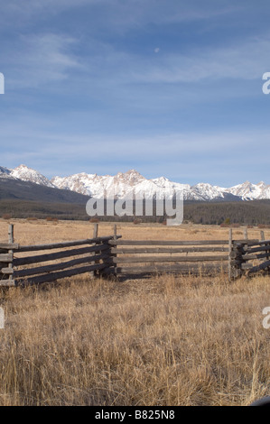 De Montagnes en dents de scie de l'autoroute 75 dans la région de Idaho North America United States Banque D'Images