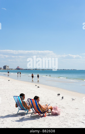 Jeune couple assis dans des transats, St Pete Beach, la Côte du Golfe, Florida, USA Banque D'Images