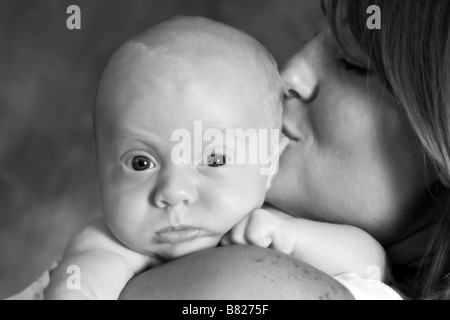 Mère embrassant bébé portrait Banque D'Images