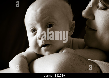 Mother holding baby portrait Banque D'Images