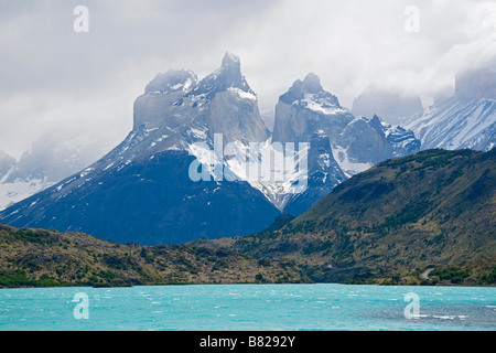 Rio Paine avec le "cornes" en arrière-plan, Torres del Paine Banque D'Images