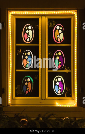 Sapin Noël fenêtre ORNÉE AVEC DES CRÈCHES DE NOËL PENDANT L'AVENT LE TEMPS DE NUIT ALSACE FRANCE Banque D'Images