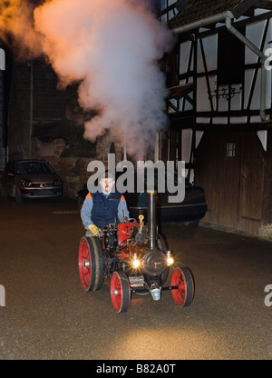 Homme conduisant un modèle à l'échelle TRACTION À VAPEUR DE NUIT ALSACE FRANCE Banque D'Images
