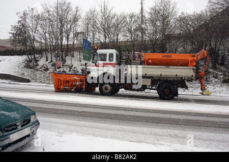 Chasse-neige neige supprime d'une route en Suisse Banque D'Images