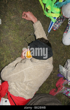 L'homme a perdu connaissance / dormir sur le sol à un festival de musique en Angleterre Banque D'Images