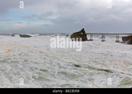 24 janvier 2009 tempête KLaus à Biarritz Rocher de la vierge au milieu des vagues Pays Basque France Banque D'Images