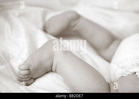 Close up de pieds du bébé et le bébé bas Banque D'Images