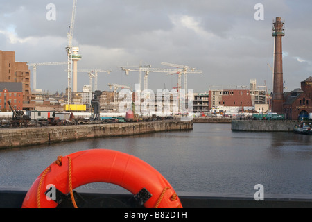 Liverpool docks contre l'horizon de la construction de grues zone commercial Liverpool One, le plus grand en Europe Banque D'Images