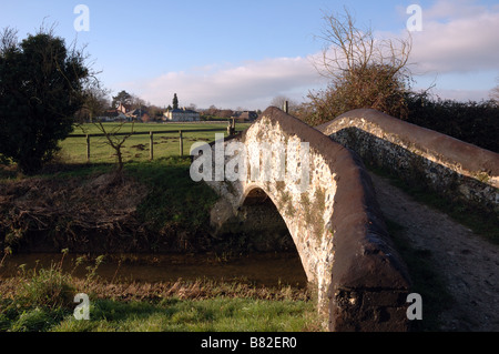 Vieux Pont de silex, Moulton, Suffolk, UK Banque D'Images