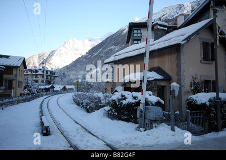 Gare couverte de neige, vu depuis un passage à niveau à Chamonix Mont Blanc, France Banque D'Images