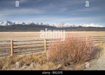 De Montagnes en dents de scie de l'autoroute 75 dans la région de Idaho North America United States Banque D'Images