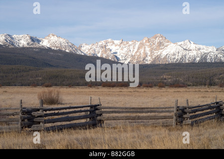 De Montagnes en dents de scie de l'autoroute 75 dans la région de Idaho North America United States Banque D'Images