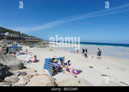 Les gens se reposent au Sennen Cove Penwith peninsula Cornwall England United Kingdom Banque D'Images