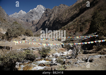 Les drapeaux de prières au cours d'eau dans la région de Khumbu au Népal Banque D'Images