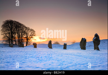 Un lever de soleil sur l'hiver neigeux pierres sarsen à Avebury dans le Wiltshire England UK Banque D'Images