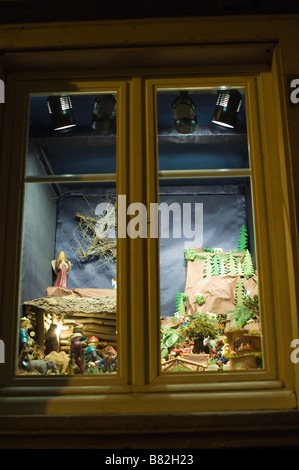 Sapin NOËL CRÈCHE AVEC FENÊTRE DE TEMPS DURANT L'AVENT DE NUIT ALSACE FRANCE Banque D'Images