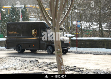 Livraison UPS van on snowy road Banque D'Images