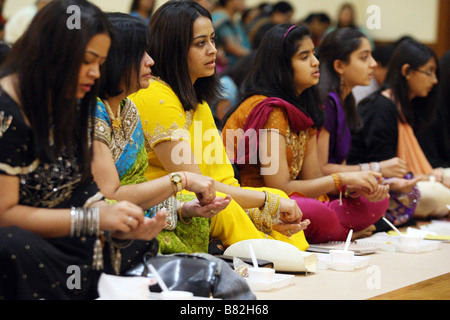 Les femmes célébrant Diwali à Shri Swaminarayan Mandir à Neasden, North West London Banque D'Images