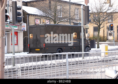 Livraison UPS van on snowy road Banque D'Images