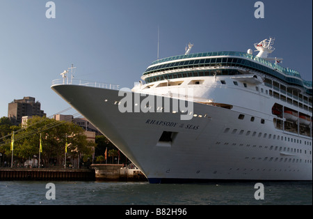 Le Rhapsody of the Seas bateau de croisière dans le port de Sydney Banque D'Images